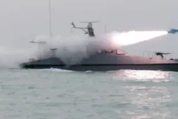 Hürmüz Boğazı'nda yapılan savaş oyunları sırasında bir tekneden roket güdümlü el bombalarının fırlatıldığı görülüyor (Arşiv- Fars Haber Ajansı)