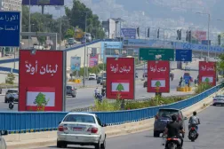 رفع شعار «لبنان أولاً» على طريق المطار باتجاه الجنوب بعدما كان قد رفع عليها في الأيام الأخيرة شعار «شكراً إيران الوفية» (الشرق الأوسط)