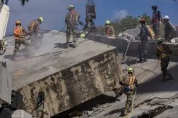 Meksikalı kurtarma ekipleri, Venezuela'nın Catia La Mar kentinde hayatta kalanları arama çalışmalarında (EPA)