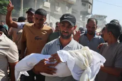 فلسطينيون يشيِّعون رضيعة قُتلت مع أمها بغارة إسرائيلية في خان يونس جنوب غزة (رويترز)
