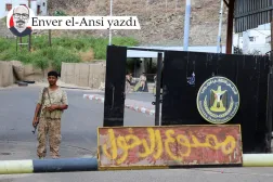 Yemen'in Aden kentinde, GGK Genel Merkezi önünde nöbet tutan bir asker, 8 Ocak 2026 (Reuters)
