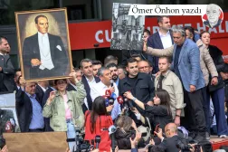 CHP Genel Başkanı Özgür Özel, Ankara'daki parti genel merkezine yapılan polis baskınının ardından açıklama yaparken, 24 Mayıs 2026 (AFP)