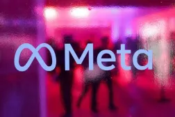 Hindistan'ın Mumbai kentinde 20 Eylül 2023'te düzenlenen bir konferansta insanlar Meta Platforms şirketinin logosunun önünden geçiyor (Reuters)