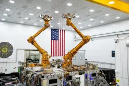 Mission Robotic Vehicle'ın 3 metrelik kolları uzaydaki nesneleri onarmak ve taşımak için tasarlandı (DARPA)