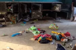 Nijerya’nın Nijer eyaletine bağlı Papiri’de bulunan Saint Mary Okulu’nda, öğrenciler ve okul personelinin kaçırıldığı saldırının ardından okulda bırakılan kişisel eşyalar ve giysiler, (Arşiv-Reuters)