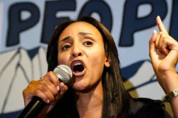 Demokrat Parti’nin Kongre adayı Melat Kiros, Broadway Tiyatrosu’nda düzenlenen ön seçim sonuçları izleme töreninde, Demokrat Parti’nin adaylığını kazandıktan sonra bir konuşma yaptı. (AP)