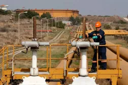 (foto altı) Irak’tan Türkiye’ye petrol taşınması ve ardından yurt dışına ihraç edilmesi amacıyla kullanılan Kerkük-Ceyhan boru hattında bakım çalışmaları yürüten bir işçi (Reuters)