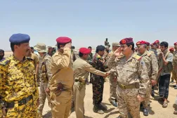 وزير الدفاع اليمني الفريق ركن طاهر العقيلي خلال زيارة أخيرة لمحور عتق بشبوة (مكتب الإعلام بشبوة)