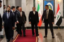 وزير الخارجية العراقي فؤاد حسين ونظيره الإيراني عباس عراقجي في بغداد يوم 6 ديسمبر 2024 (أ.ف.ب)