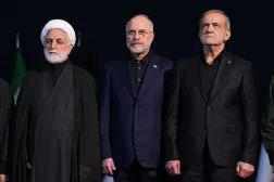 İran Meclis Başkanı Muhammed Bakır Kalibaf, Cumhurbaşkanı Mesud Pezeşkiyan ile Yargı Erki Başkanı Gulam Hüseyin Muhseni Ejei, Ali Hamaney’in cuma günü düzenlenen cenaze töreninde (İran Şura Meclisi)