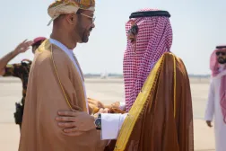 وزير الخارجية السعودي يصل إلى سلطنة عُمان حيث كان في استقباله نظيره العُماني (الخارجية السعودية)
