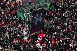 شاشة كبيرة تعرض صورتي مجتبى خامنئي وعلي خامنئي في مدينة مشهد (رويترز)