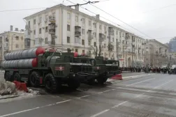 Rusya'nın Volgograd kentinde düzenlenen askerî geçit töreninde Rusya'nın S-400 füze hava savunma sistemlerinin gösterimi, 2 Şubat 2018 (Reuters)
