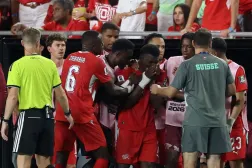 Embolo, kırmızı kartla oyun dışı kalmasının ardından gözyaşları içinde sahayı terk etti. (AFP)