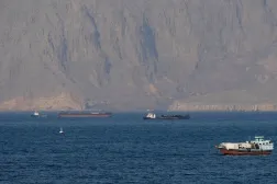 Umman'ın Musandam kıyıları açıklarında, Hürmüz Boğazı'nda gemi ve tankerler (Reuters)