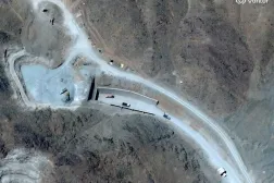 21 Haziran 2026 tarihinde Balta Dağı tünellerinin girişinde bulunan araçları gösteren bir uydu görüntüsü (Reuters)