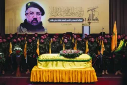 İsrail’in 2024 yılının ağustos ayında Beyrut’un güney banliyölerinde düzenlediği hava saldırısında hayatını kaybeden Hizbullah komutanlarından Fuad Şükür’ün cenazesi için toplanan kişiler (Reuters)