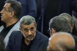 أحمدي نجاد يتحدث إلى أشخاص خلال مراسم تأبين المرشد السابق بحضور كبار المسؤولين الإيرانيين في طهران الثلاثاء (دولت بهار)