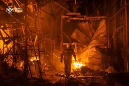 Bir itfaiyeci, Kiev'de Rus hava saldırısının ardından çıkan yangını söndürmeye çalışıyor (AP)
