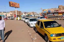 منظر عام لأحد مواقف المواصلات في الخرطوم (الشرق الأوسط)