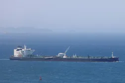 Mayıs 2026'nın başlarında bir petrol tankeri Hürmüz Boğazı'ndan geçiyor (Reuters)