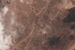 صورة التقطها قمر اصطناعي تُظهر جزءاً من جدار ترابي تُشيّده القوات الإسرائيلية وسط قطاع غزة 7 يوليو 2026 ويظهر مخيم البريج للاجئين على اليسار بينما يقطع وادي غزة الجدار وتقع قاعدة عسكرية إسرائيلية على الجانب الآخر (أ.ب)