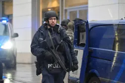 Almanya'nın Dresden kentinde Noel pazarı güvenliğini sağlayan bir polis memuru, 10 Aralık 2022 (Reuters)