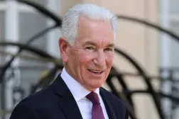 Charles Kushner, 2025 yılında Fransa Cumhurbaşkanı ile yaptığı görüşmenin ardından Paris’teki Elysee Sarayı’ndan ayrılırken (AFP)