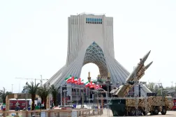 صواريخ «ذو الفقار» الباليستية معروضة في ساحة آزادي بطهران الجمعة (إ.ب.أ)