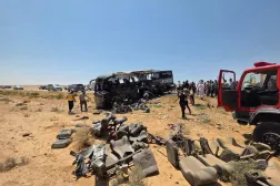 صورة نشرها حساب الدفاع المدني السوري على «إكس» تُظهر جانباً من أضرار تصادم الحافلتين
