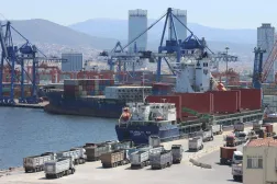 Türkiye'nin İzmir Limanı'nda bir dökme yük gemisinin yükünün boşaltılması (Reuters)