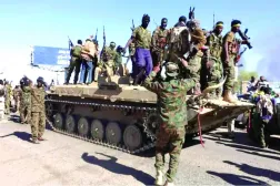 Sudan ordusu mensupları bir bölgenin kontrolünü ele geçirdikten sonra kutlama yapıyor. (Arşiv – Reuters)