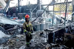 Bir itfaiyeci, dün bir Rus İHA’sı tarafından tahrip edilen Ukrayna'nın Çimneyev Chimneyev) kentindeki bir süpermarketi inceliyor (Reuters)