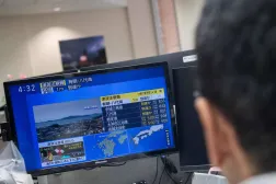 Güvenlik kameraları Japonya’nın güneyinde meydana gelen güçlü depremi ve muhtemelen bir metre yüksekliğindeki tsunami dalgasını kaydetti. (AFP)