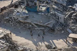 Pazartesi günü Gazze şehrinde yıkılmış binaların arasında top oynayan çocuklar (AFP)