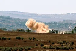 İsrail ordusunun gerçekleştirdiği bombalamanın ardından Lübnan'ın güneyindeki Kantara kasabasında duman yükseliyor (AFP)