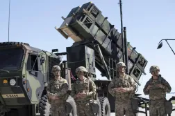 Patriot füze bataryasının yanında duran Amerikan askerleri (Arşiv – AP)