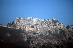 تغطي سحب كثيفة من الغبار تلال أرنون والشقيف المحيطة بقلعة الشقيف (بوفور) كما تبدو من مرجعيون جنوب لبنان (أ.ف.ب)