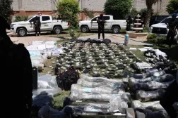 Suriye güvenlik güçleri, Irak’tan Baniyas Limanı’na doğru seyreden bir petrol tankerinde silahlar, füzeler, insansız hava araçları ve çeşitli mühimmat ele geçirdi. (Suriye İçişleri Bakanlığı)