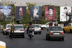 İran yönetimi, ABD'nin ekonomik savaş ilanına karşı direniş mesajı vermişti (Reuters)