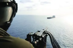 Geçtiğimiz nisan ayında bir ABD askerinin helikopterden Hürmüz Boğazı yakınlarındaki bir İran gemisini uyardığı video görüntüsünden bir kare (CENTCOM)