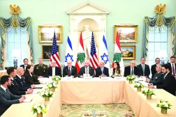 جانب من إحدى جلسات المفاوضات بين إسرائيل ولبنان برعاية أميركية في مقر وزارة الخارجية الأميركية (أرشيفية - أ.ف.ب)
