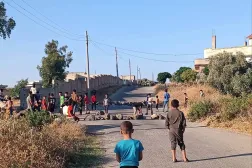 Suriye'nin güneyindeki Dera'nın batı kırsalında bulunan Yermuk Havzası'ndaki Abidin köyünde çocuklar, İsrail ordusuna ait devriyelerin köye girmesini engellemek amacıyla yolu kapatıyor. (Facebook)