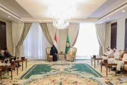 جاسم البديوي الأمين العام لمجلس التعاون خلال مباحثاته مع أفراح الزوبة وزيرة الخارجية اليمنية (التعاون الخليجي)
