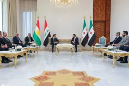 Suriye Cumhurbaşkanı Ahmed eş-Şara ile IKBY Başkanı Neçirvan Barzani'nin, iki tarafın heyet üyelerinin de katılımıyla Şam'da bulunan Halk Sarayı'ndaki görüşmesinden bir kare (Suriye Cumhurbaşkanlığı sosyal medya hesabı)