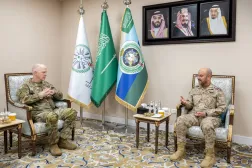Orgeneral Feyyaz el-Ruveyli, Riyad'da Korgeneral Kevin Leahy ile yaptığı görüşmede (Suudi Arabistan Savunma Bakanlığı)