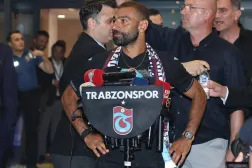 Muhammed Salah, Trabzonspor'a transferini tamamlamak üzere Trabzon Havalimanı'na vardığında (AFP)