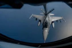 ABD'ye ait bir F-16 savaş uçağı, Ortadoğu suları üzerindeki devriye sırasında havada yakıt ikmali yapıyor (CENTCOM)