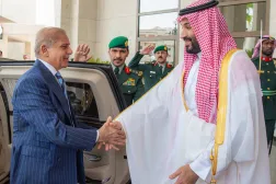 ولي العهد السعودي الأمير محمد بن سلمان مستقبلاً رئيس الوزراء الباكستاني محمد شهباز شريف في مكة المكرمة الجمعة (واس)