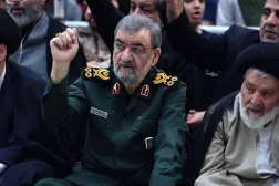 القيادي في «الحرس الثوري» محسن رضائي يردد هتافات في مراسم ذكرى وفاة الخميني الـ37 في طهران (جماران)